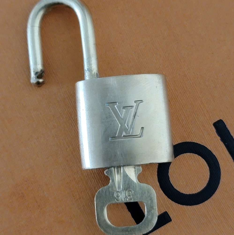 Authentic Gold Louis Vuitton Key and Lock #316🔒🔑 - Picture 6 of 8
